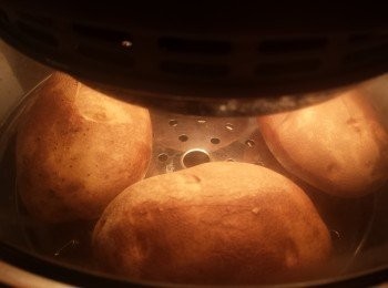 step3: 將美國焗薯在表面用刀子切一刀，再放入光波爐，180度焗30分鐘後，返轉再以200度焗30分鐘。