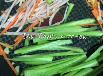 step3: 爆香蒸蓉，依次將甘荀絲、火腿絲、青瓜絲炒軟。