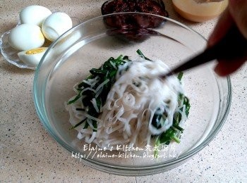 step10: 豆簽麵放入水中拌散煮至軟身放入大碗內 , 加入韭菜銀芽拌勻再放入碗內