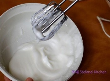 step1: 把蛋白及蛋黃分開，在大碗內先打起蛋白至企身