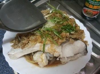 step5: 鑊燒熱，倒入適量油煮熱，將熟油淋在蔥絲上，即成