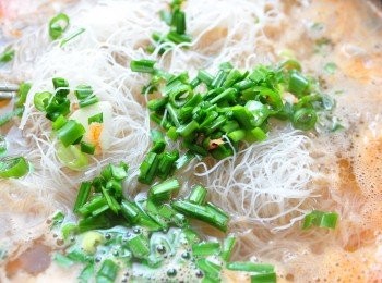 step6: 接著放入米粉略拌即可，調味並加上韭菜末，就大功告成囉!