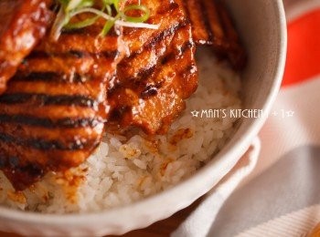 step4: 米飯Q彈，甜味又更加明顯，搭配著醬汁微焦的肉片真是另人忍不住一口接一口，尤其是醬汁和白飯結合的部分，光用看的就讓人胃口大開呀！