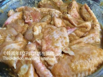 step4: 20分鐘後倒走牛奶，放入剛才攪好了的<span class="group_2">麵豉醬</span>與<a href="https://bit.ly/3zHU5V3" target="_blank" data-keyword="雞翼" class="guide-link"><strong>雞翼</strong></a> <span style="display:inline-block;vertical-align:middle;margin-top:-3px;color:initial;border-radius:3px;padding:2px 3px;font-size:12px;line-height:14px;background:#87d300;color:#fff;">即買</span> 拌勻，醃多20分鐘，