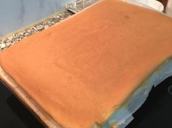 step4: 草莓用流動的水浸洗20分鐘後用可飲用水洗淨放置瀝乾備用。 接著進行<span class="group_2">戚風蛋糕</span>的制作，請參考連結： https://cook1cook.com/recipe/29095的做法
 完成後放涼，待完全冷卻後依自己有的盒子尺寸進行修邊和切割，此配方可做1個18x9cm和1個14x9cm的千層蛋糕。