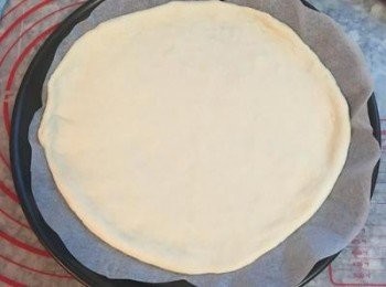 step9: 烤箱預熱到200度 
將小圓型麵皮拿到鋪了烘培紙的烤盤上,延著麵皮的邊拉開ㄧ圈,拉到與烤盤差不多大,再用手掌側邊整型麵皮的邊,並延著邊邊壓ㄧ圈讓麵皮的邊隆起。