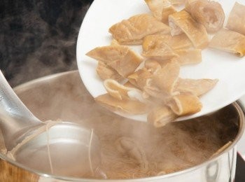 step4: 攪勻後加入蕃薯粉水打芡到濃稠糊狀，放入大腸、筍絲拌勻上桌