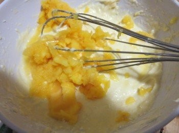 step3: 分次加入鸡蛋搅拌,低筋粉和泡打粉一起过筛混入牛油液体，搅拌到无颗粒，有点难以搅动。然后加入椰浆搅拌。倒入打碎的菠萝蜜搅拌。