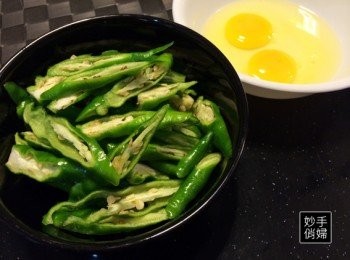 step1: 尖椒洗淨去蒂斜切備用,