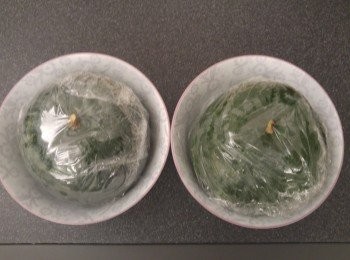 step2: 冬瓜洗淨抹乾用微波爐保鮮紙包好，用微波600w叮15分鐘，中途停一停看看效果。