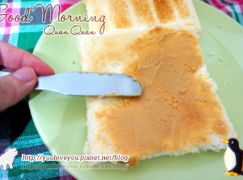 step5: 在小火慢煎香蕉片的同時，就可以把烤好的土司拿出來，

用果醬小刀塗抹上綿密的花生醬～滑滑滑～，塗抹好後將兩片土司心心相印！