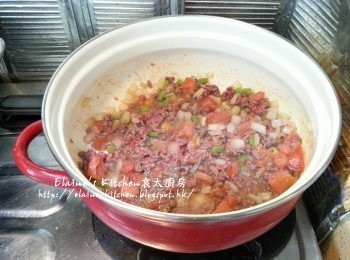 step4: 再加入牛肉碎拌勻炒至轉色