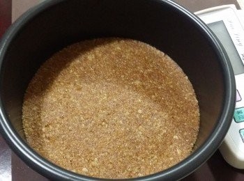 step1: 做法:
A.先將材料1（底部派皮）燕麥消化餅，放入袋中壓碎後，再倒入盆中備用。
   無鹽奶油隔水加熱至融化後，加入已壓碎的燕麥消化餅中混合均勻即可。
   準備一個6吋的蛋糕模具 或自己喜歡的容器，模具也可以，將混合好的材料放入模具中，用湯匙壓緊壓平均勻即可。（放入冰箱冷藏（冷凍））