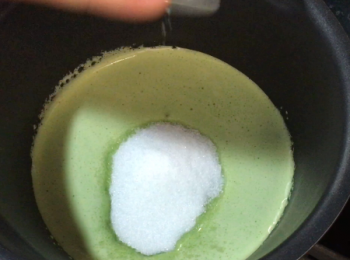 step3: 將（2）加糖慢火煮溶，煮過程中要慢火，等斑蘭煮耐先有陣斑蘭香味。（如果唔係會有陣早青味）