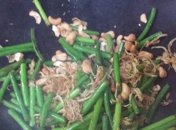 step4: 再下腰果炒一會，拌勻即可。
