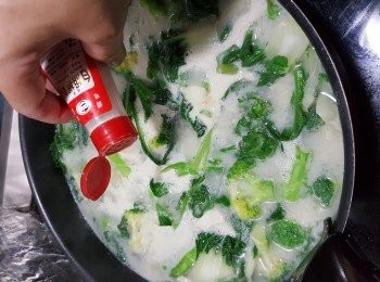 step14: 再加入適量白胡椒粉