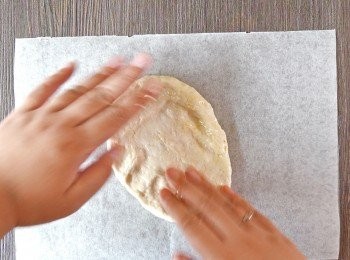 step10: 把麵團放在牛油紙上壓出空氣，用手掌輕力以水平方向平均地拉扯麵團至理想大小、形狀和厚薄。這次做的是一個 8 吋圓形的批底。