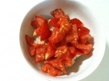 step2: 將番茄（不去皮）切碎後，舖在飯上。放入電鍋，外鍋放1杯水，按下開關蒸煮。