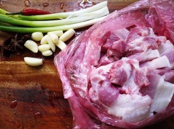 step1: 備好材料，蔥略拍(香氣才會出來)