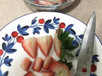 step1: 先將士多啤梨、藍莓、黑莓洗淨, 再用凍水浸約5-6分鐘, 之後用刀去掉士多啤梨頂葉部分, 並略為切細一點