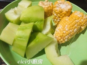 step1: 合掌瓜刨去皮，切塊；粟米洗淨，切段，備用。