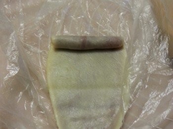 step14: 再由上向下卷起,再放入雪櫃待粉團休息15分鐘