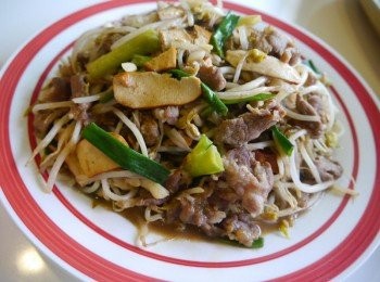 step3: 爆炒蒜片，豆干，下肉絲，豆芽，蔥段。再加一匙醬油拌炒。 起鍋。待凉備用。