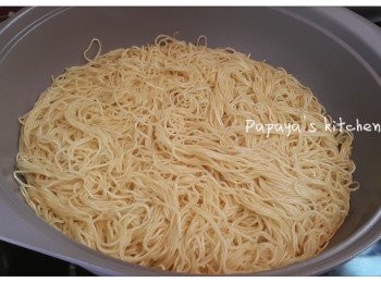 step3: 用平底鑊，掃上油，用中火，放入麵略為炒鬆後舖平啲麵， 小至中火，先煎香一邊，大約10分鐘