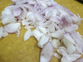 step3: － 乾蔥去皮切片