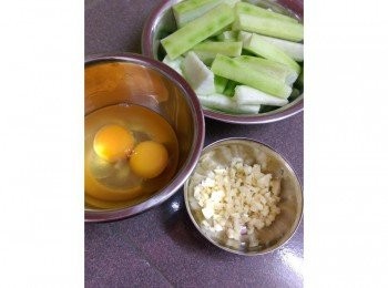 step1: 絲瓜切塊備用，絲瓜要是賣的嫩一些，中間的籽就不需要去掉也能吃，然後蒜米全部切好備用