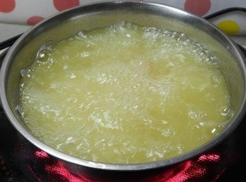 step3: 油溫約180度，下鍋油炸