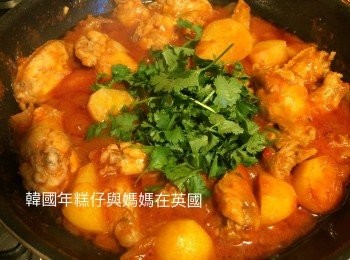 step8: <a href="https://bit.ly/3zHU5V3" target="_blank" data-keyword="雞翼" class="guide-link"><strong>雞翼</strong></a> <span style="display:inline-block;vertical-align:middle;margin-top:-3px;color:initial;border-radius:3px;padding:2px 3px;font-size:12px;line-height:14px;background:#87d300;color:#fff;">即買</span> 煮熟而薯仔也煮到諗身時，放入莞西煮多一會即可。