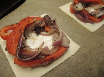 step3: 預熱焗爐200度。將酥皮放在焗盤上，在中央塗上1茶匙酸忌廉，圍上蔬菜在四邊，但預留邊邊的位置讓酥皮焗起成邊界。放入焗爐200度焗7分鐘。