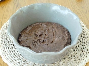 step3: 可加入巧克力碎，然後將麵糊倒入已塗有牛油的焗盤內 （建議用高一點的焗盤）