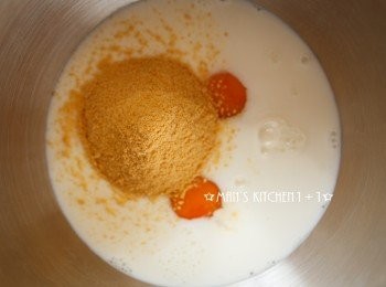 step1: 首先將阿華田、蛋、牛奶、鹽均勻混合後備用。少許的海鹽可以襯托出阿華田高鈣牛奶麥芽本身的味道，後續再作巧克力口味的土司時也可以讓巧克力的氣味更加分喔。