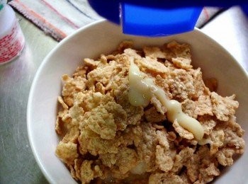 step4: 淋上煉乳、擠少許檸檬汁即可。