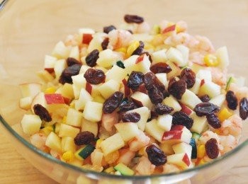 step6: 將蘋果丁、葡萄乾加進炒好的蝦仁丁拌勻，填入苦苣葉中，撒上杏仁片即可