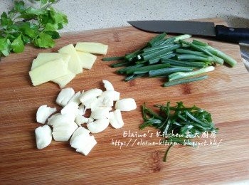 step3: 蔥切段及切幼絲 , 薑去皮切片 , 蒜頭去衣拍扁