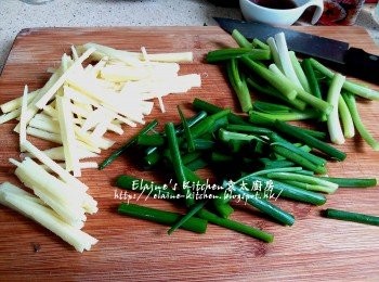 step3: 薑去皮切幼條 , 蔥洗淨切段