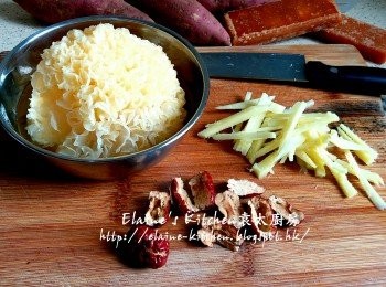 step5: 薑去皮切絲 , 紅棗去核 , 雪耳浸水至軟身後撕成細塊 , 用水沖一沖洗及瀝乾