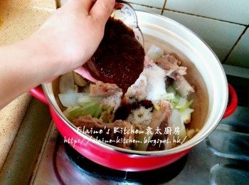 step6: 再加入芹菜莖 , 豬骨 , 花生碎 , 椰絲及沙爹醬拌勻炒數分鐘