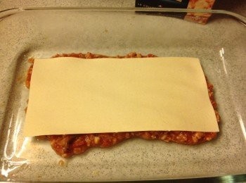 step5: 準備焗盤, 先鋪肉醬, 再鋪千層麵片, 再鋪肉醬, 再鋪千層麵片, 直至鋪完4片後, 最後一層再鋪肉醬後加入芝士碎, 要記著所有千層麵片都一定要被肉醬包著, 否則焗起來麵片變硬會超難吃呀!!!