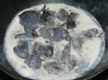 step2: 先起一鍋熱水，雞肉川燙後洗淨