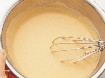 step22: 等整體變黏稠之後，加入8分發泡奶油霜裡混合，咖啡巴巴露亞就製作完成。