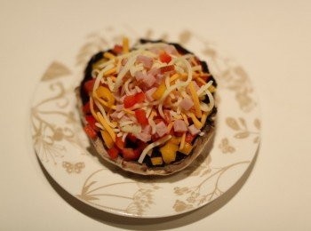 step2: 鋪好材料之後，放入已預熱200度的爐裡焗25分鐘。