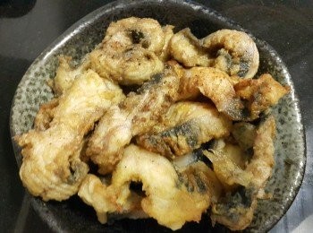 step7: 將鱔片醮上蛋汁再上麵粉炸備用