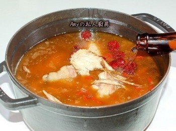 step4: 倒入米酒,開中大火煮滾(煮至酒精揮發),轉小火蓋上鍋蓋燉煮20~25分鐘