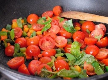 step4: 然後下櫻桃茄及羅勒葉，再下鹽，黑胡椒粉調味