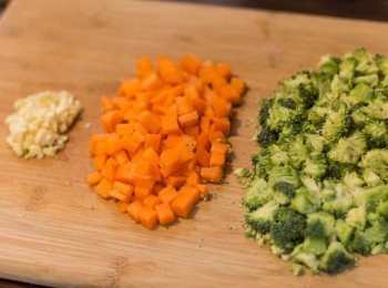 step2: 蒜頭切碎，紅蘿蔔及西蘭花切小粒