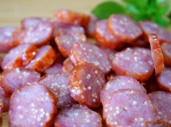 step2: 烤好的飛魚卵香腸切片備用